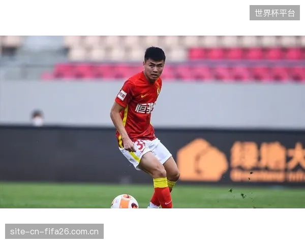 广州队高位逼抢执行不力,后防空档被武汉三镇长传反击针对。 广州队高位逼抢执行不力,后防空档被武汉三镇长传反击针对。